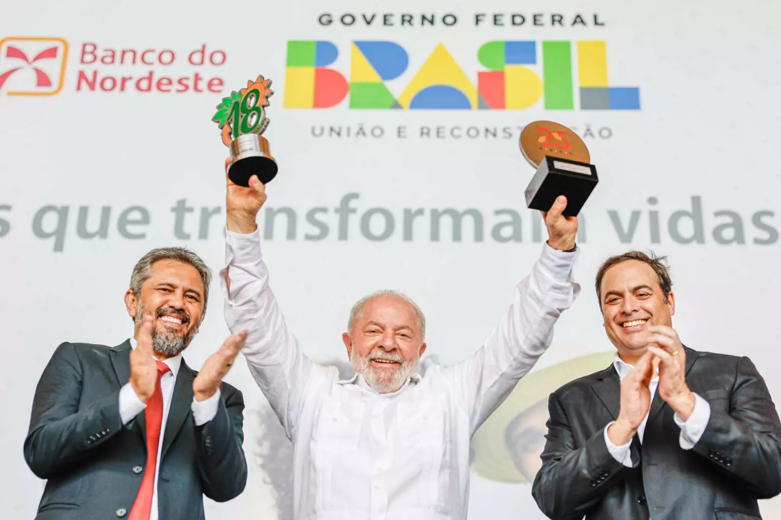 O governador Elmano participou das comemorações do aniversário do Crediamigo e do Agroamigo, ao lado do presidente Lula e do presidente do BNB, Paulo Câmara