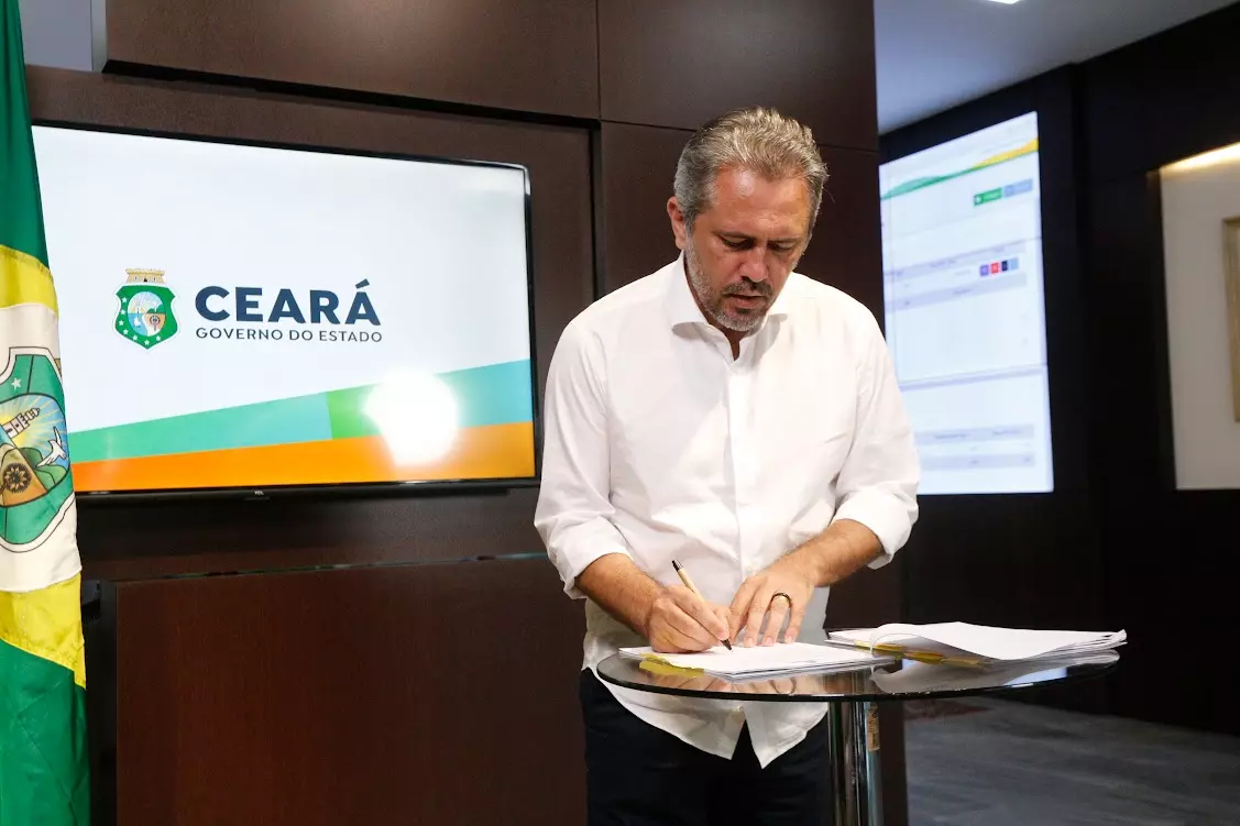 Governador Elmano de Freitas sanciona leis do Piso da Enfermagem, Renda do Sol e Política Estadual de Hidrogênio Verde