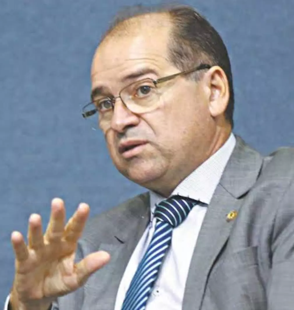 Prefeito do Crato Zé Ailton Brasil quer tirar direitos constitucionais de servidores da prefeitura