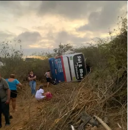 Ônibus com romeiros, que seguia de Teresina a Juazeiro do Norte, tomba em Araripina, e deixa  uma pessoa morta