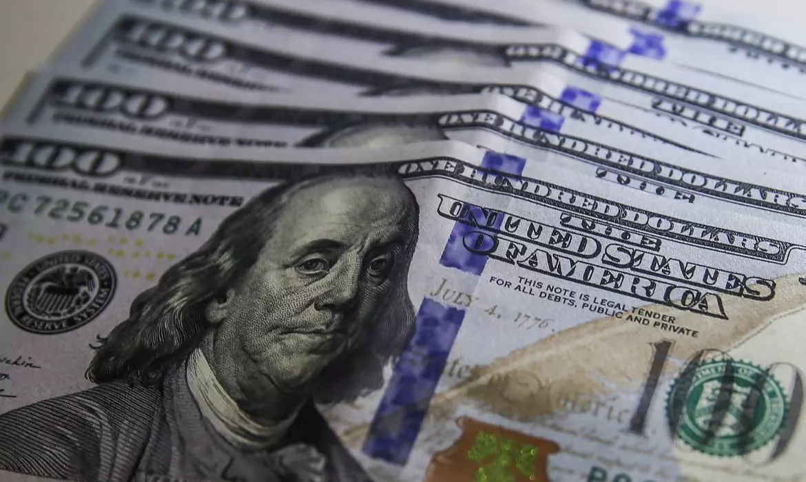 Dólar fecha na maior cotação do Plano Real na espera por cortes