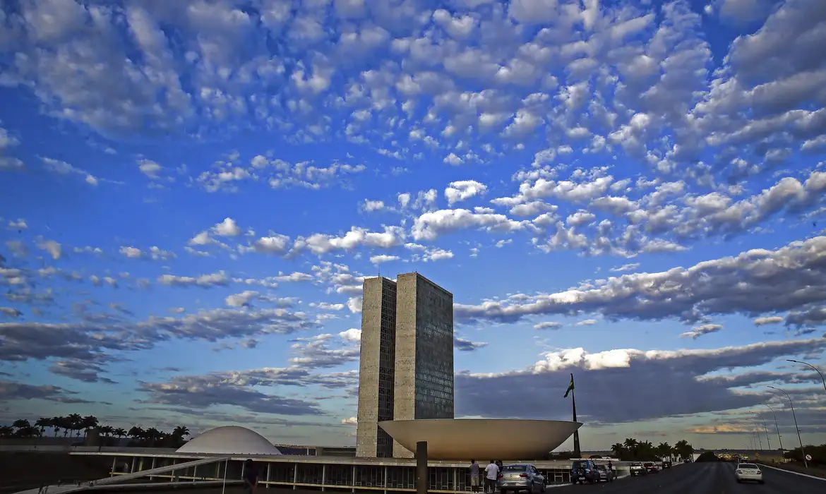 Relator antecipa fim da reeleição para 2030 e CCJ adia votação