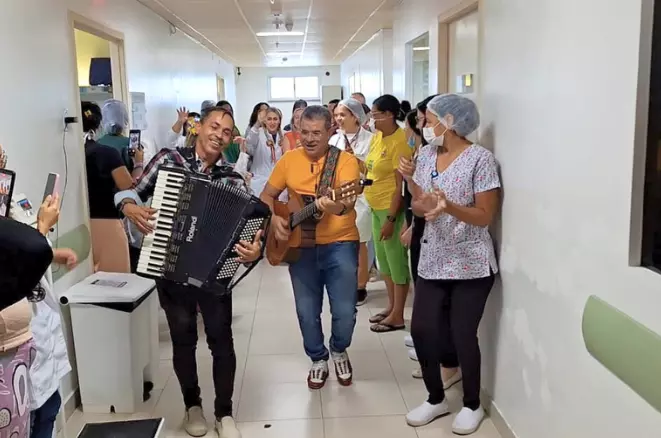 Saúde: Ação com tema junino leva alegria e acolhimento a pacientes internados no Hospital Regional do Cariri