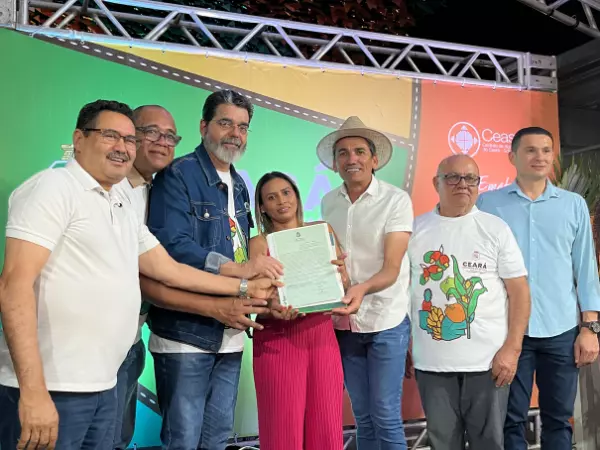 O município de Granjeiro recebe títulos de propriedade rural durante a Expocrato 2025