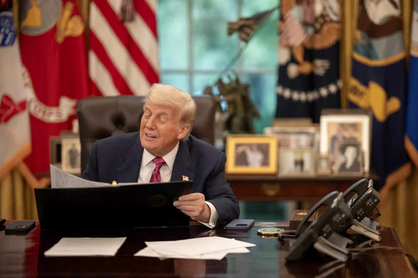 Trump assina tarifa de 50% e considera Brasil ameaça aos EUA