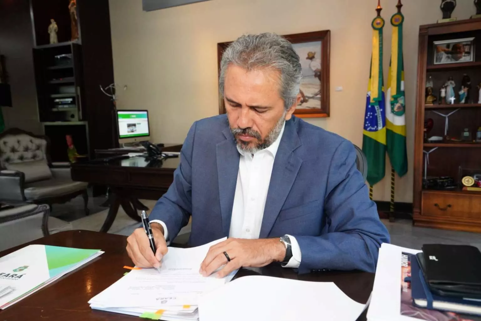Governador Elmano de Freitas homologa concurso público da Seas para analistas socioeducativos
