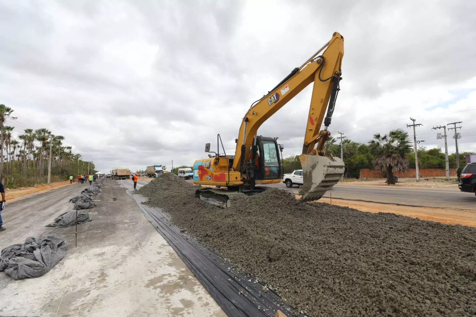 Governador Elmano de Freitas vistoria obras de duplicação da BR-116 em Chorozinho