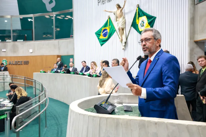 Elmano anuncia novo concurso em 2026 para professores da rede estadual