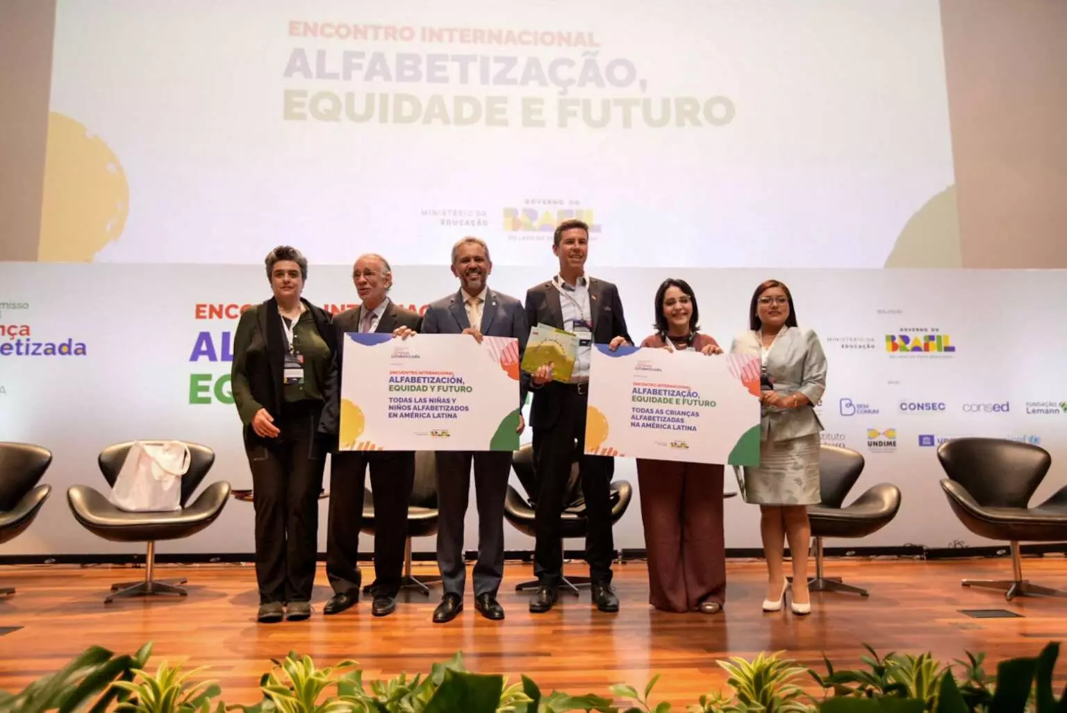 Governador Elmano de Freitas debate estratégias de alfabetização com lideranças da América Latina durante encontro em Brasília