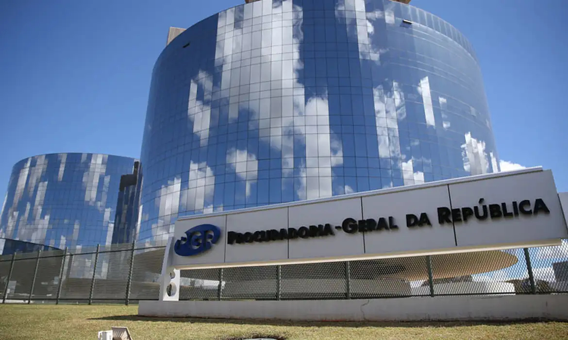 Moraes pede parecer da PGR sobre prisão domiciliar para Bolsonaro