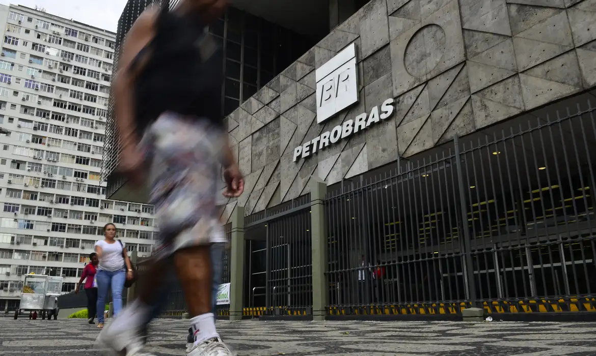 Petrobras diz entregar todo o combustível produzido nas refinarias