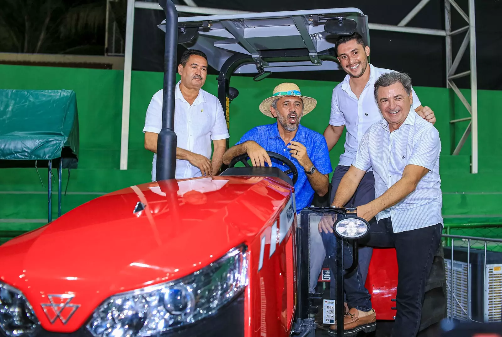 Dia de São José: Governador confirma asfalto para São Vicente e Várzea Alegre recebe trator em agenda com municípios da região