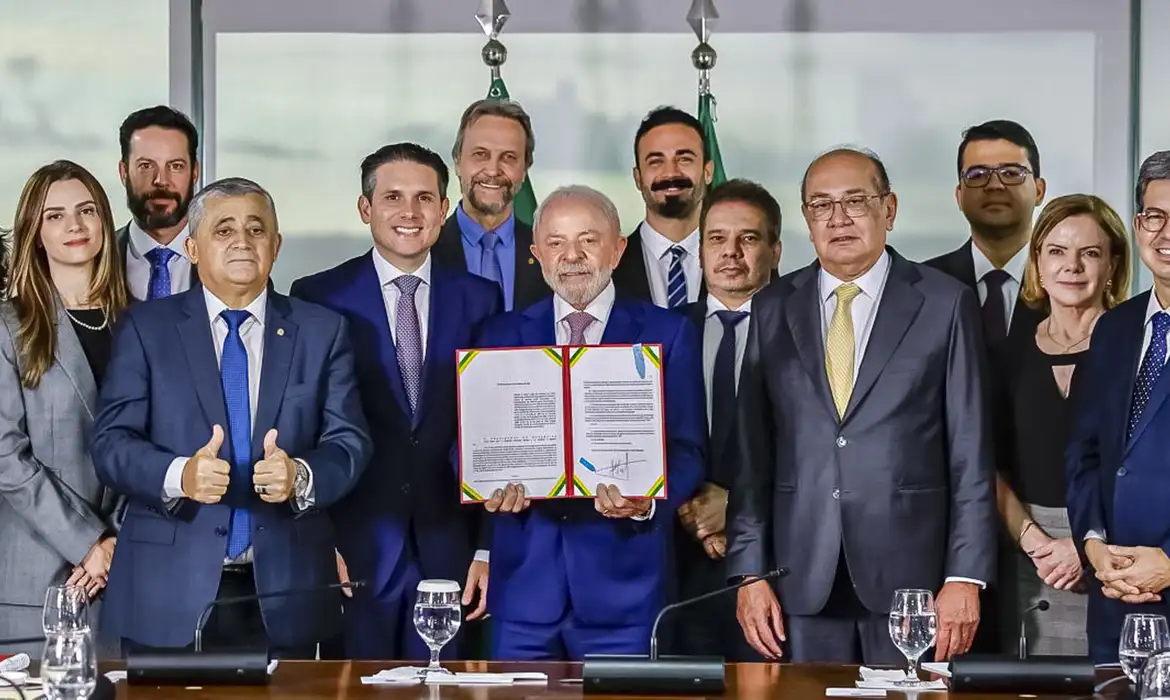 Lula sanciona Lei Antifacção e defende prisão de magnatas do crime