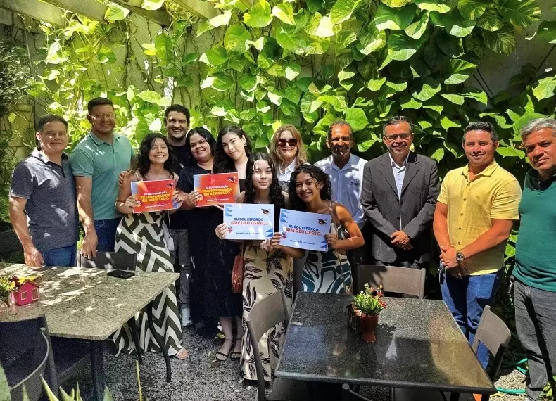 Presidente Matheus Leite e vereadores do Crato entregam premiação a alunas destaques na redação do Enem