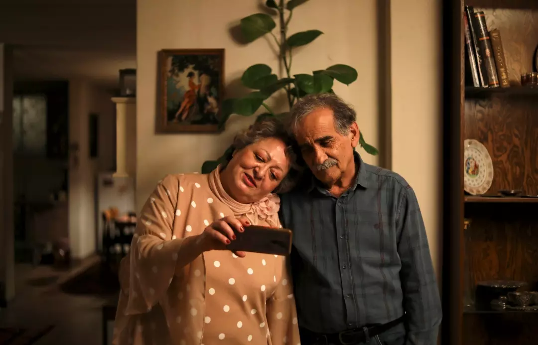 |Crítica| 'Meu Bolo Favorito' (2025) - Dir. Maryam Moghaddam e Behtash Sanaeeha