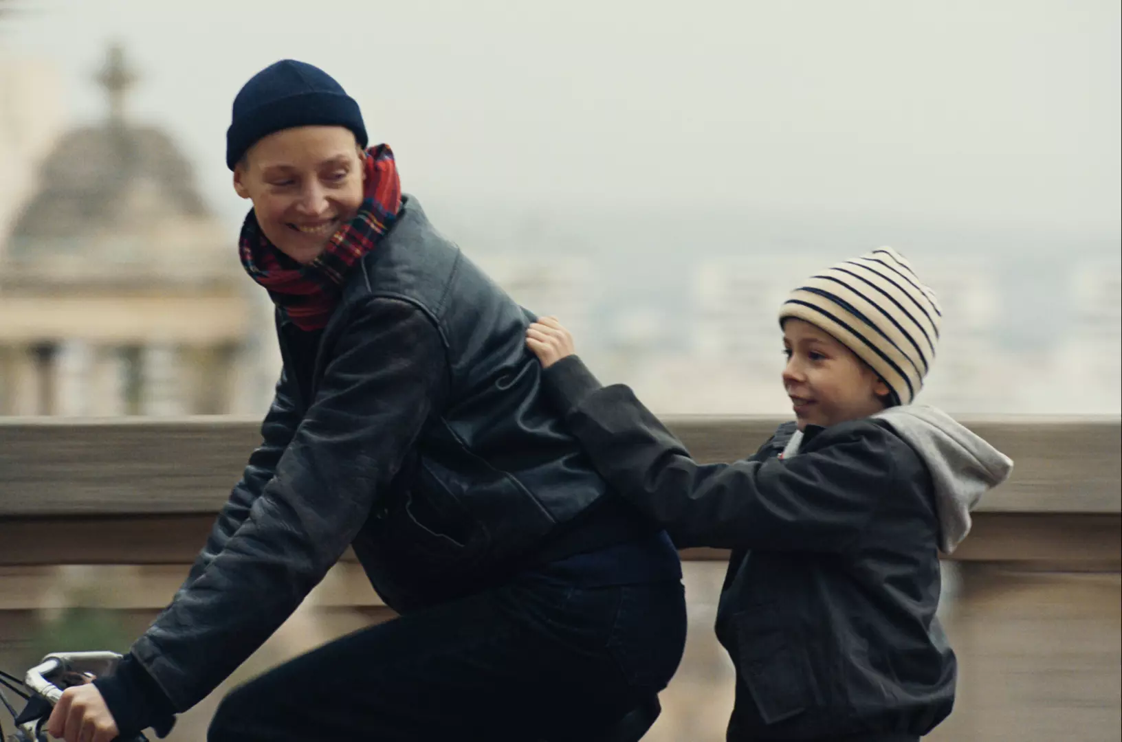 |Crítica| 'Me Ame com Ternura' (2025) - Dir. Anna Cazenave Cambet