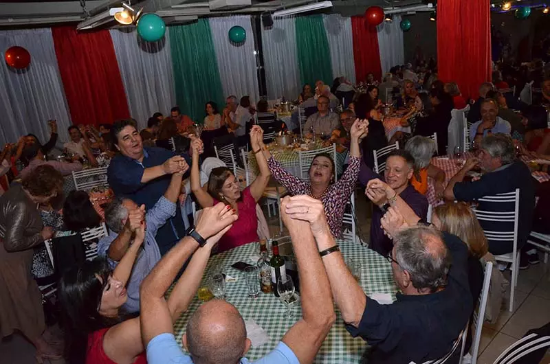 Sabores e ritmos encantam a Noite Italiana do Clube Esperia Sabores e ritmos encantam a Noite Italiana do Clube Esperia