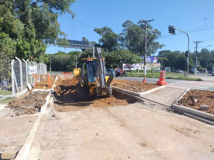 Após finalizar serviços de drenagem, Prefeitura retoma base para asfalto de novo acesso na rotatória Tenda