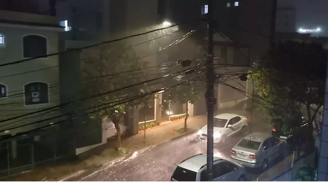 Visit Belo Horizonte - É tanta chuva 💦 que tive que trocar minha vassoura  🧹 por um rodo  ☔️ #BeloHorizonte #chuvoso #chuva #frio #nublado  #paisagem #chuvisco #clima #rain #chuvas #tempo #vento #