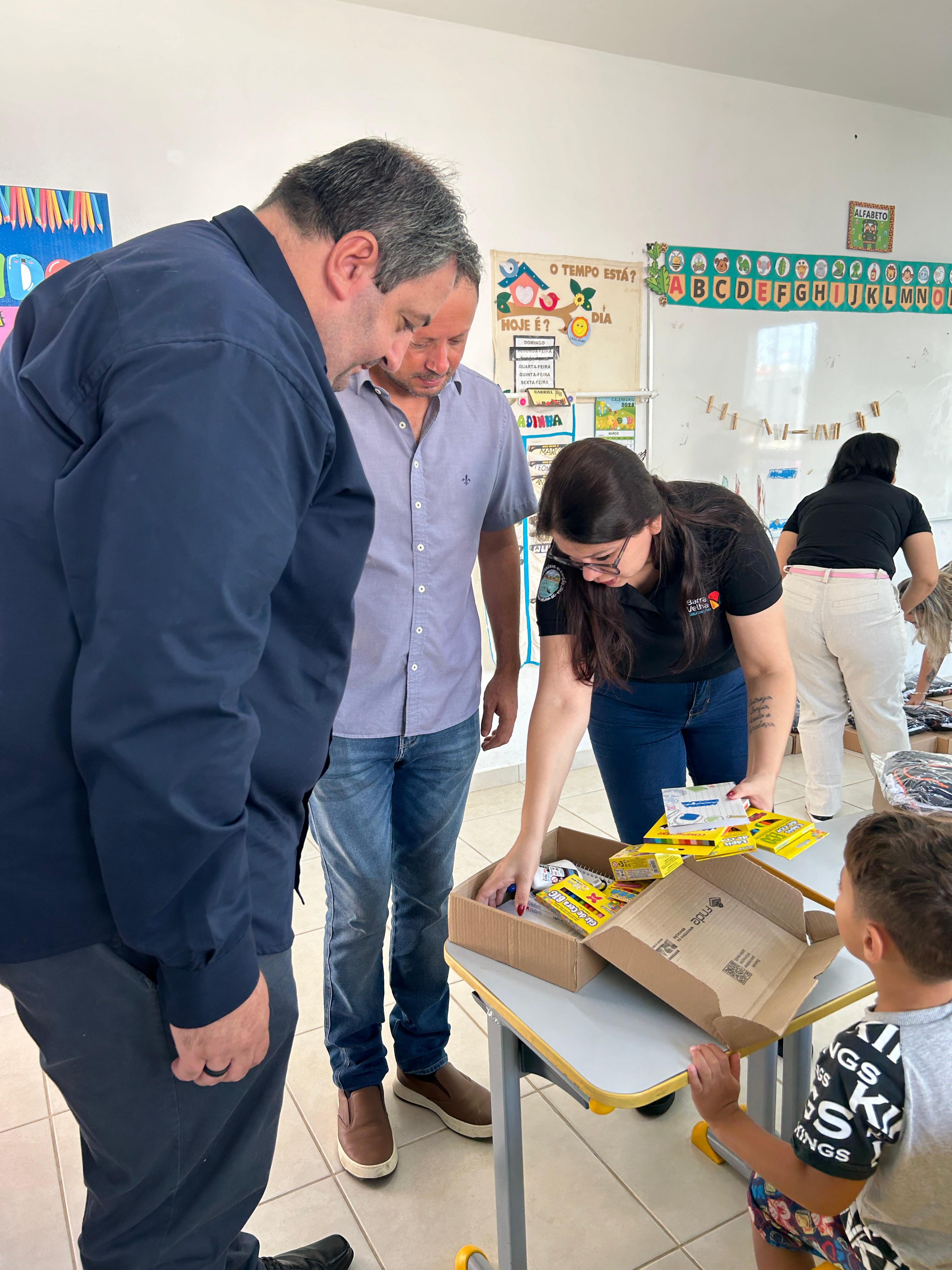 Centro de Educação Infantil Professora Daniele Ramon Schuch, receberam o kit de material escolar e o uniforme de inverno 2025