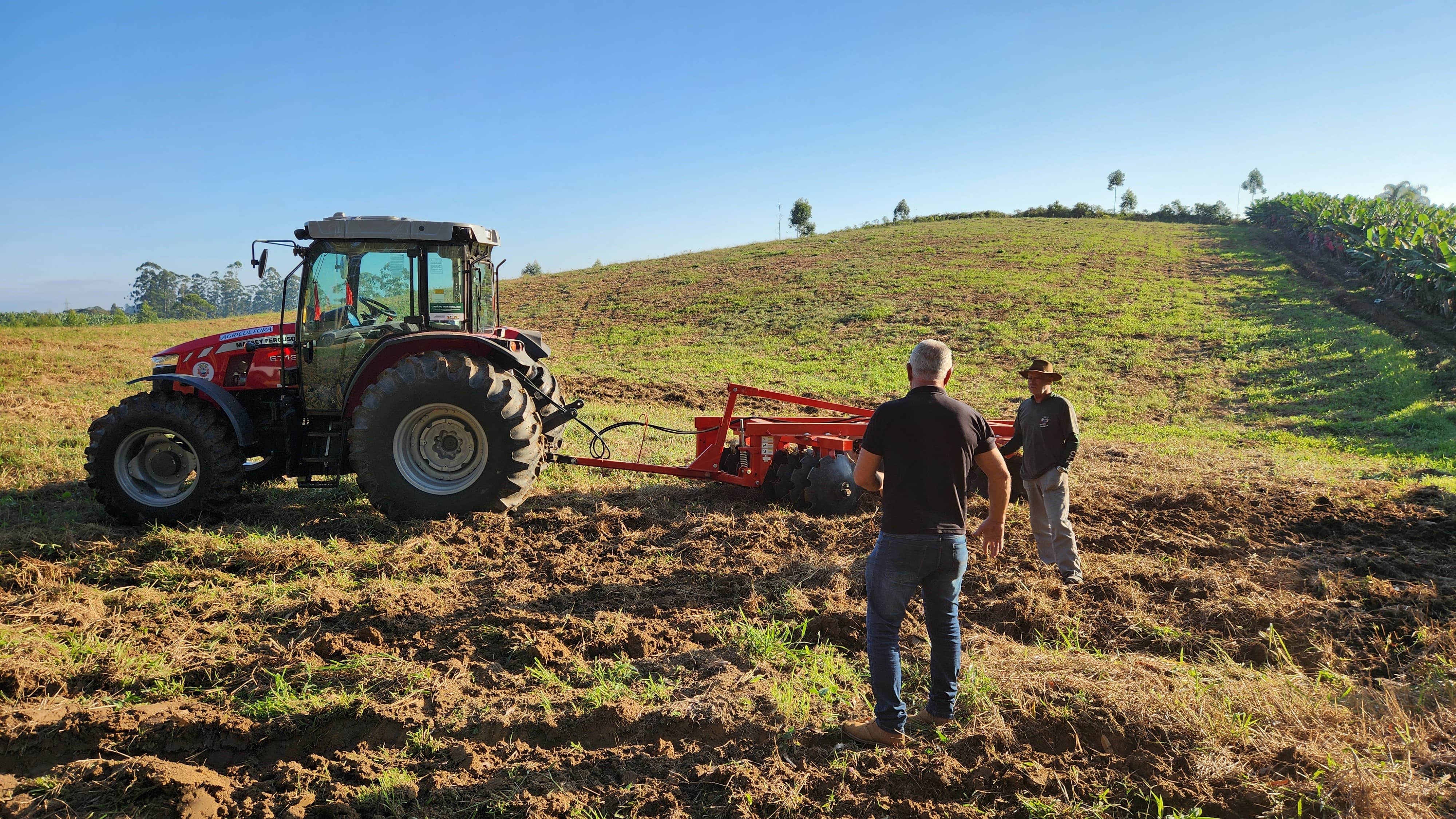Secretaria de Agricultura de Barra Velha recebe nova grade aradora