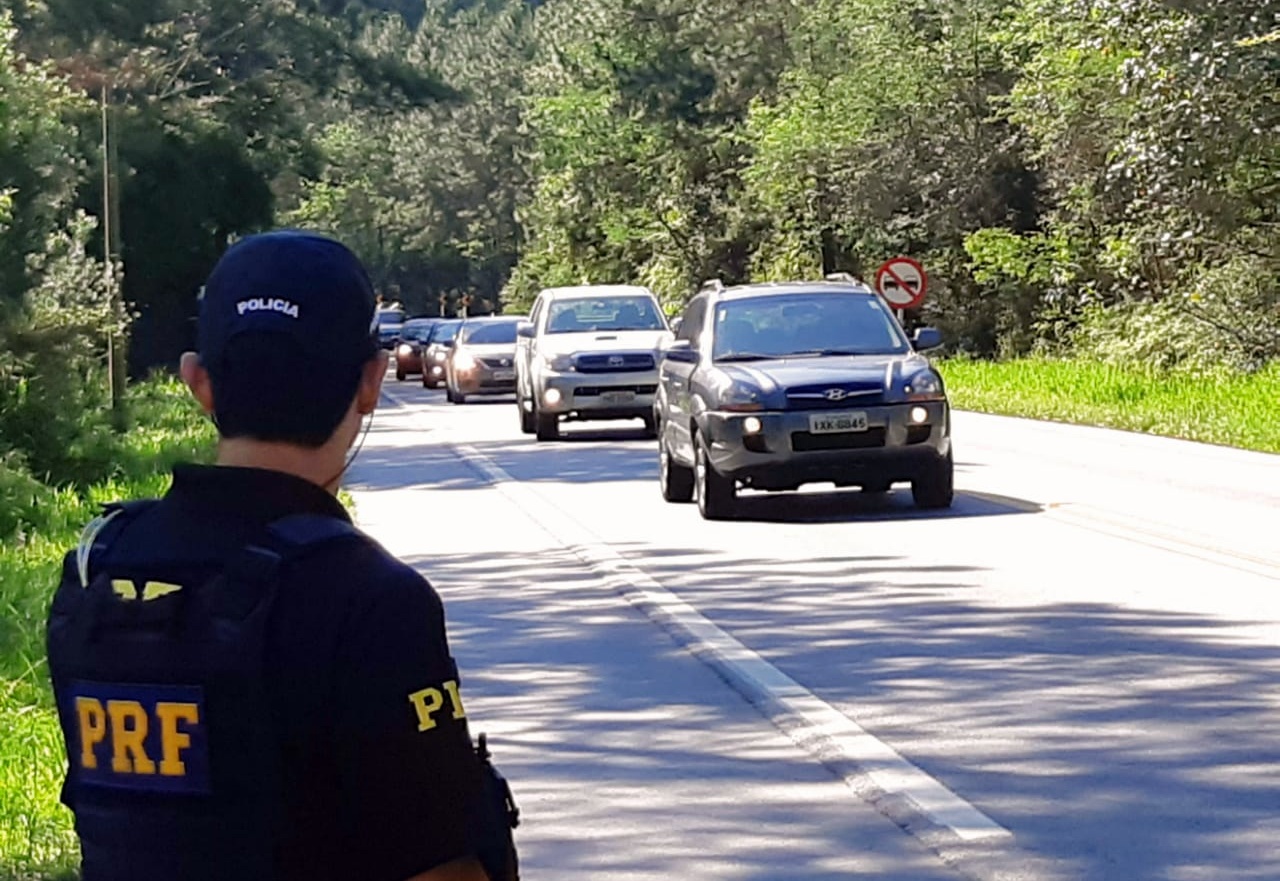PRF reforça fiscalização nas rodovias federais de SC durante feriado do Dia do Trabalhador
