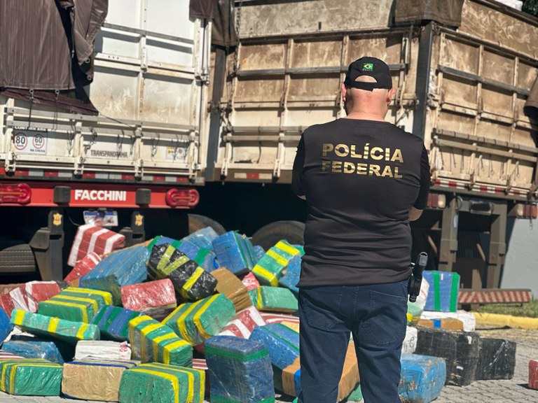 PF apreende cerca de 6.8 toneladas de maconha e prende uma pessoa em Santa Catarina
