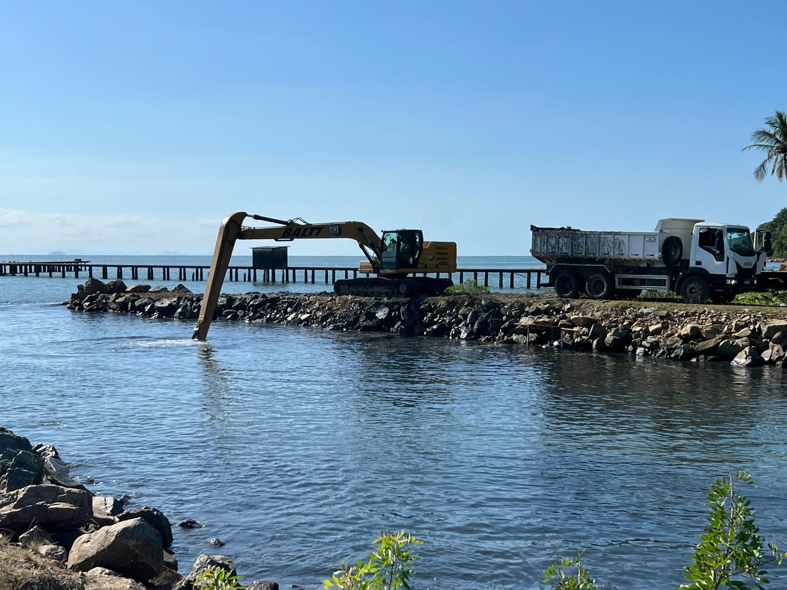 Prefeitura inicia trabalho de desassoreamento da boca da barra do Rio Iriri