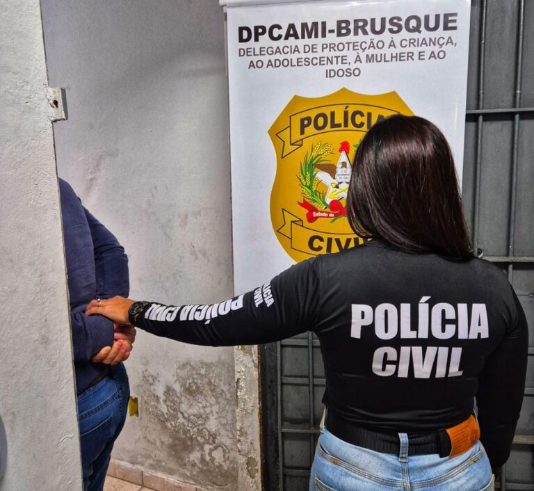 Em Brusque, PCSC prende homem por armazenamento e comercialização de pornografia infantil