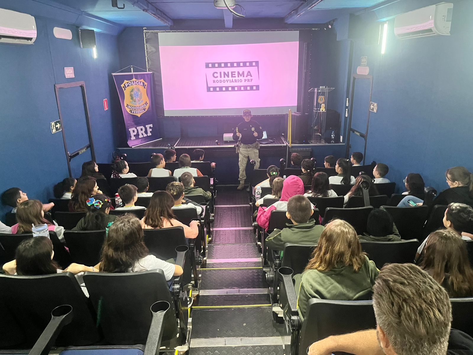 Estudantes de São João do Itaperiú participam de ação educativa na Carreta Cinema da PRF
