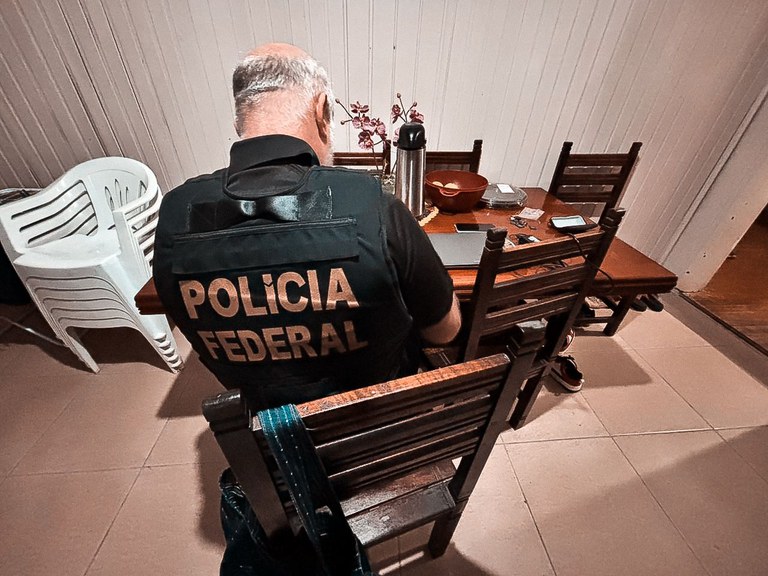 PF prende homem por armazenar material relacionado a abuso sexual infantojuvenil em Santa Catarina
