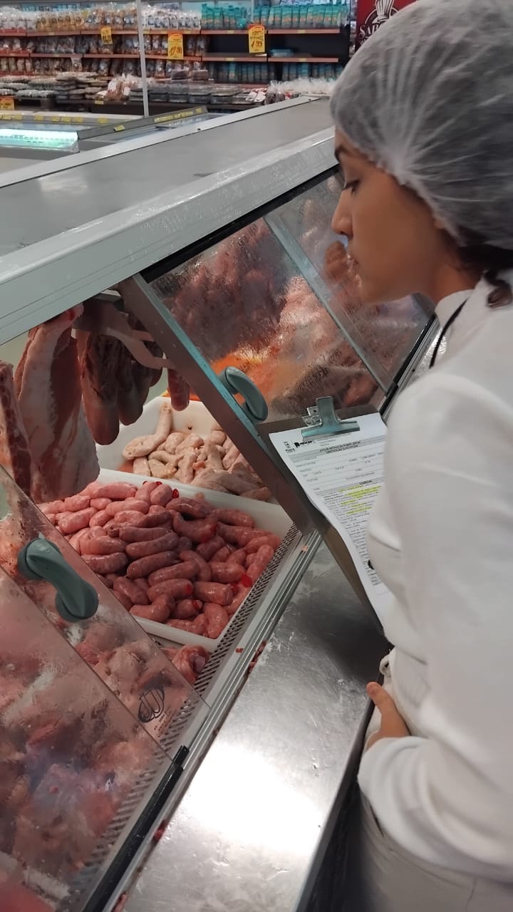 Procon e Vigilância Sanitária de Penha fiscalizam supermercado em atendimento à denúncia