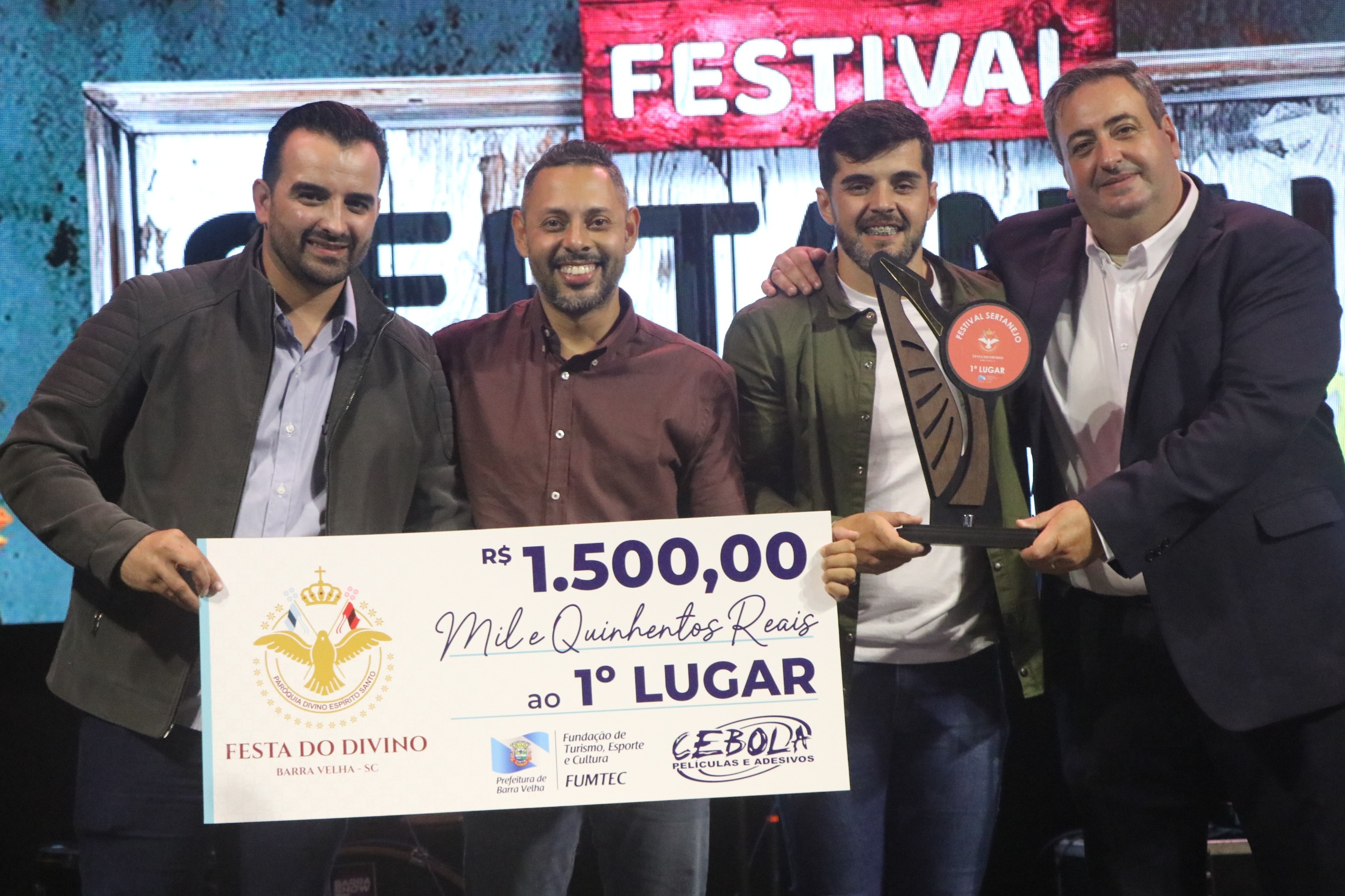 Festival Sertanejo agita a Festa do Divino em Barra Velha e premia os melhores talentos da música