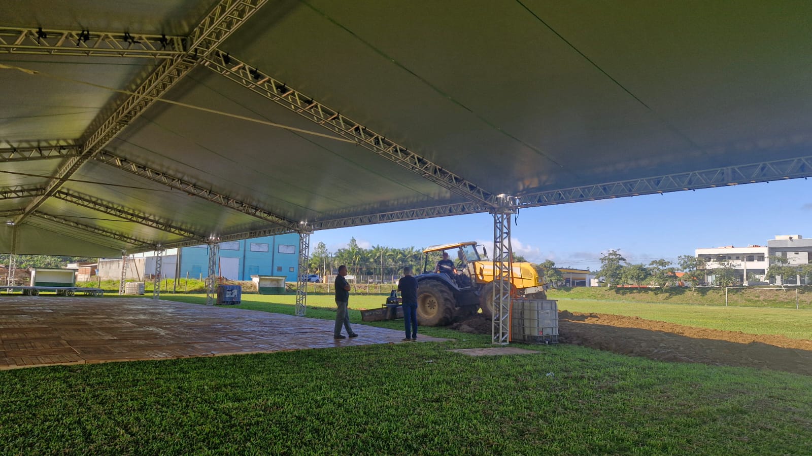 Prefeitura de São João do Itaperiú acompanha de perto a montagem da estrutura para a 111ª Festa de São João