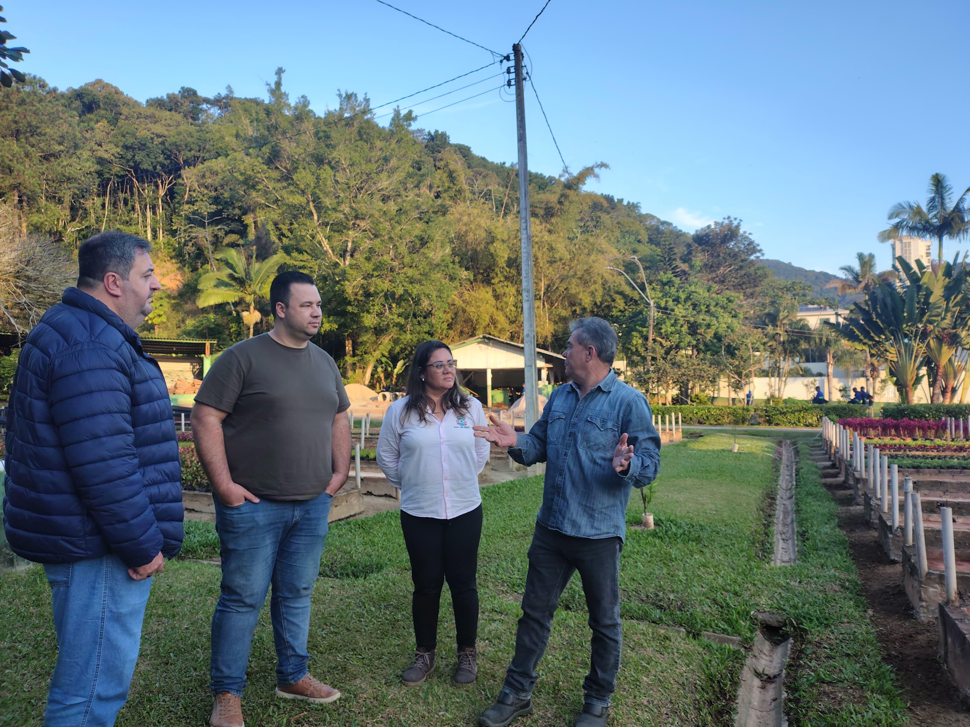 Comitiva de Barra Velha visita Horto Municipal e Viveiro de Mudas Nativas de Itajaí