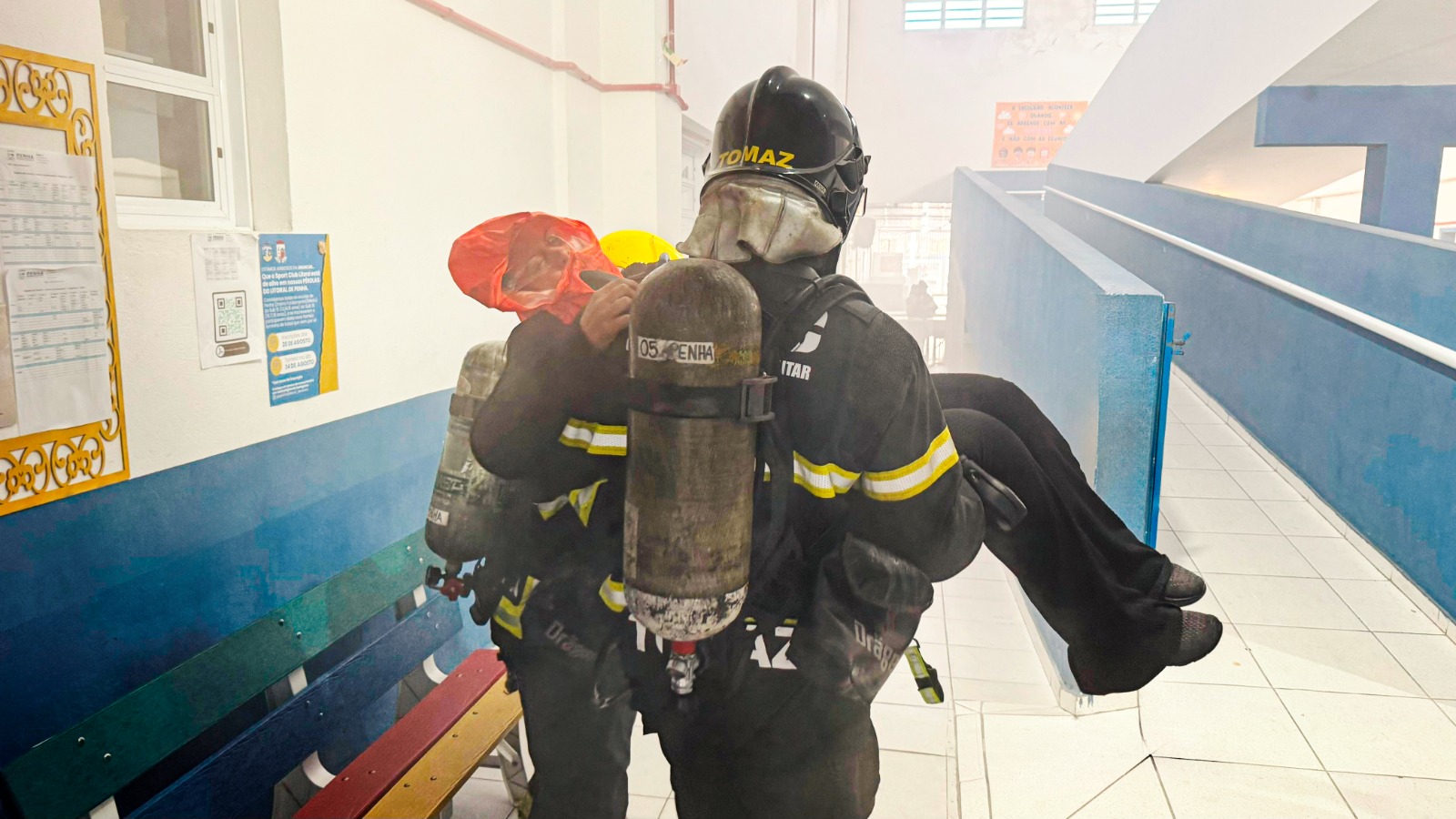 Alunos da Escola João Antônio Pinto passam por simulado de evacuação de incêndio