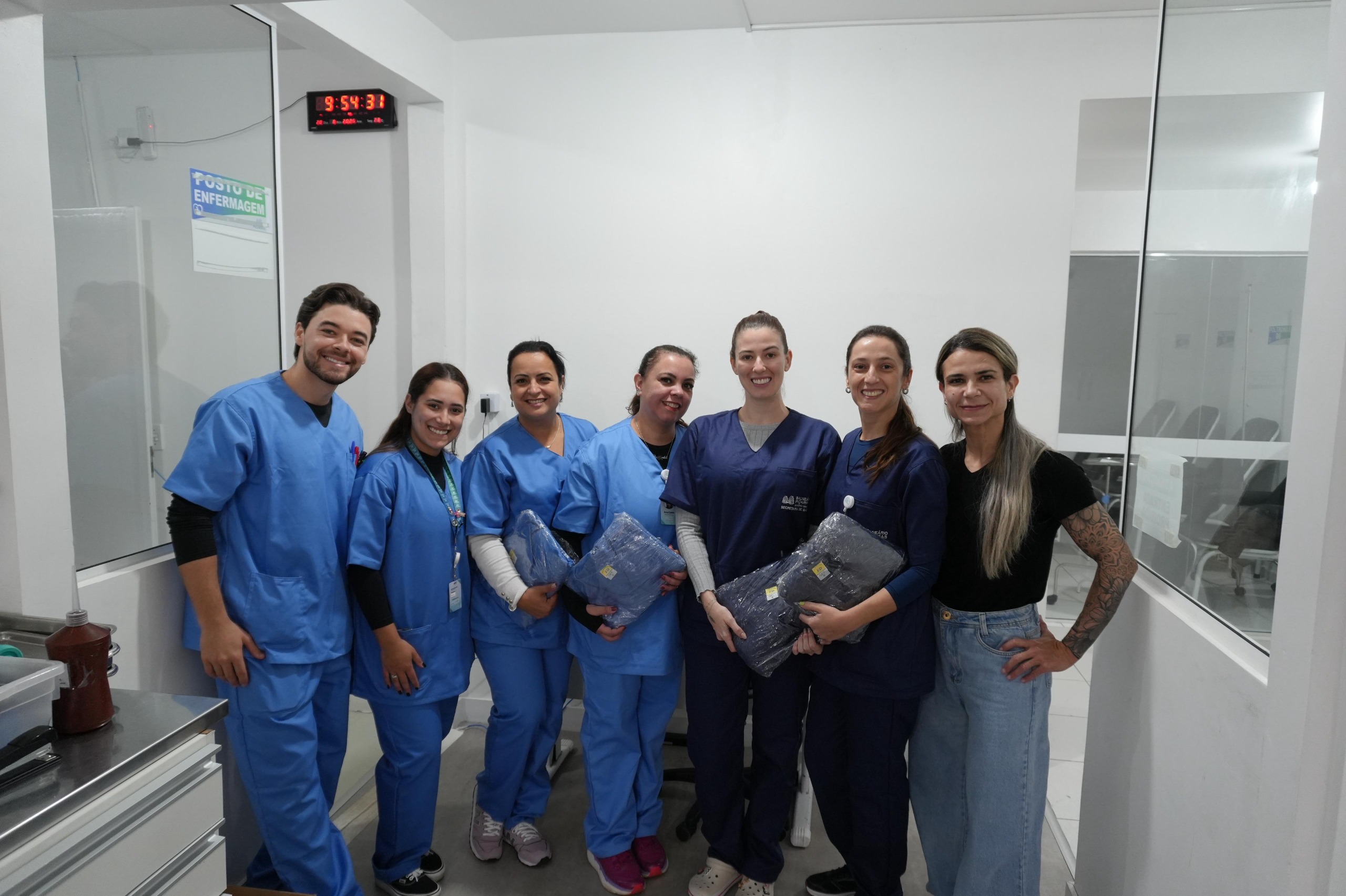 Saúde entrega novos uniformes aos servidores do PA 24h e do Centro de Esterilização