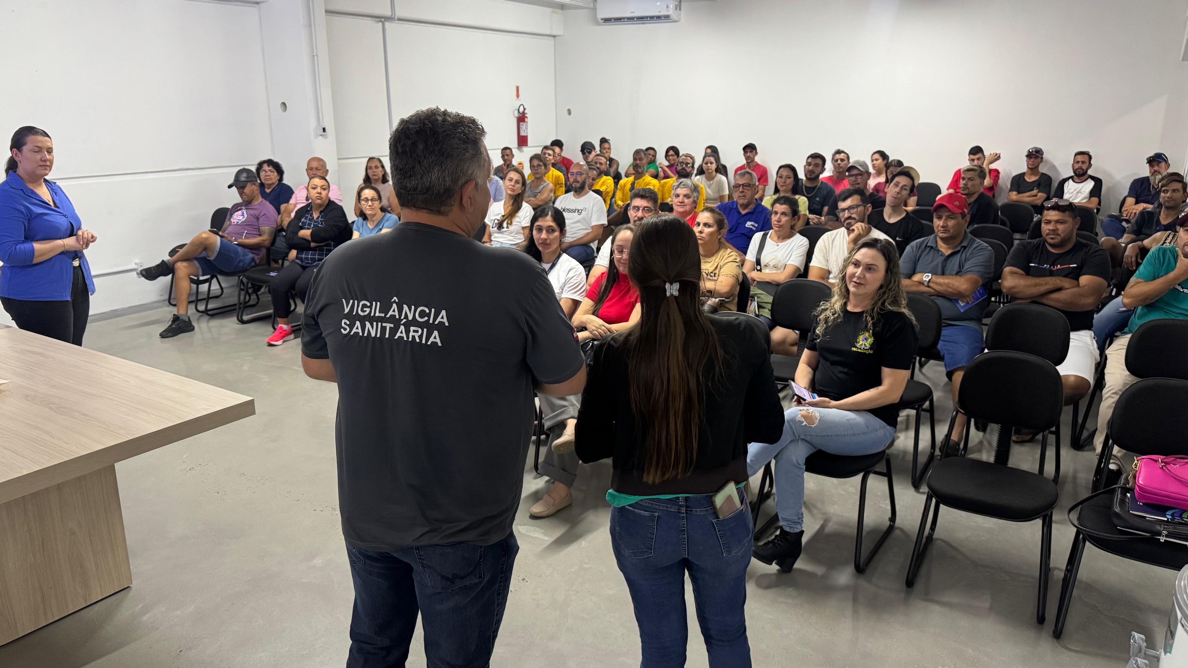 Curso capacitou mais de 120 comerciantes de Penha para atuar na temporada de verão 2025/26