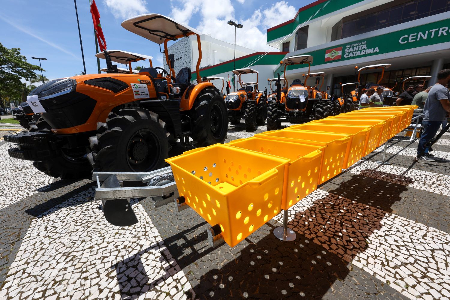 Governo do Estado entrega novo trator para fomento da pesca artesanal de Penha