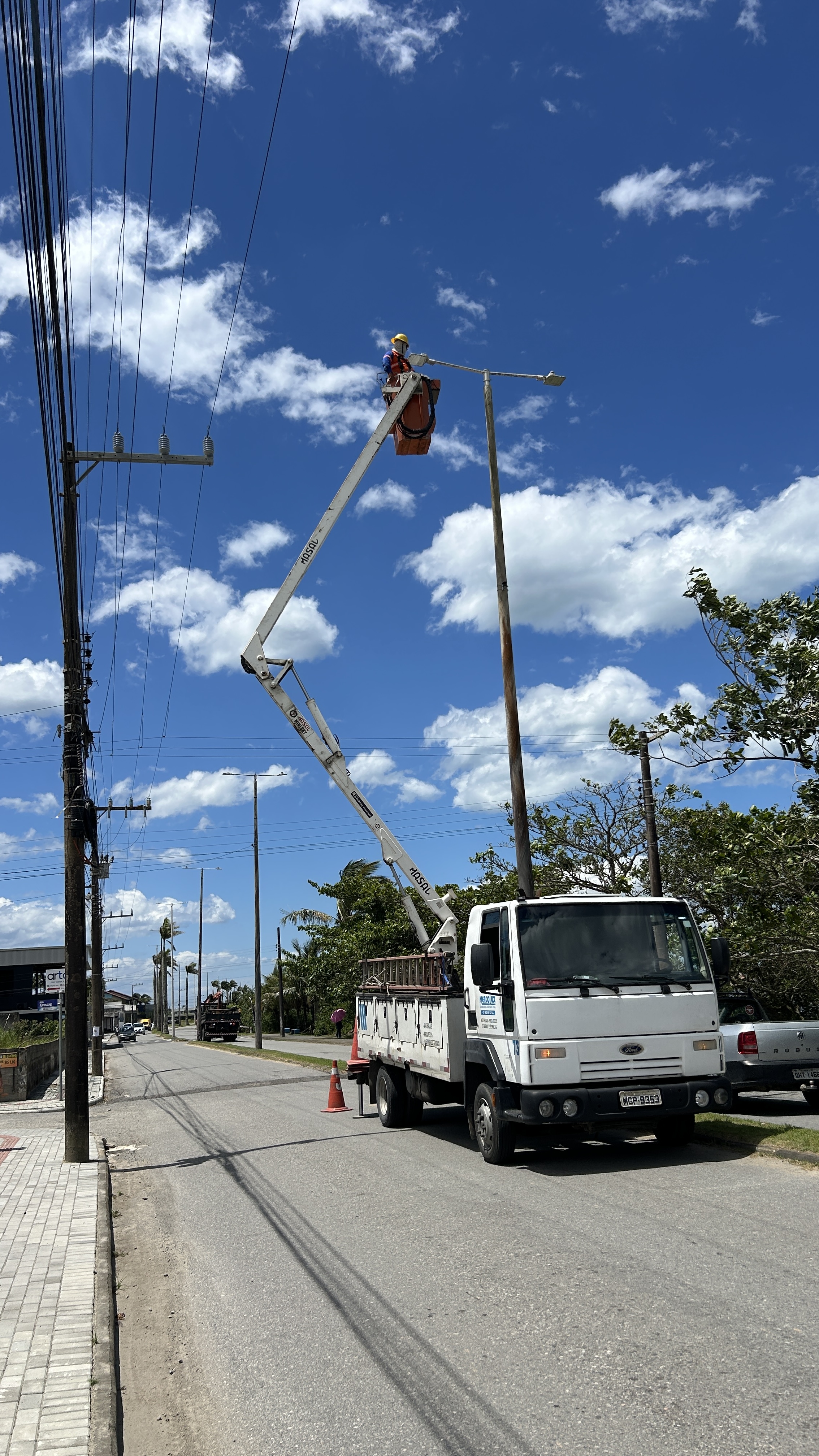 Município reinstala cabos furtados na proximidade do Fórum.