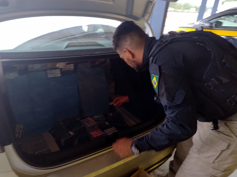 PRF intercepta carga ilegal de medicamentos e cigarros eletrônicos em Joinville