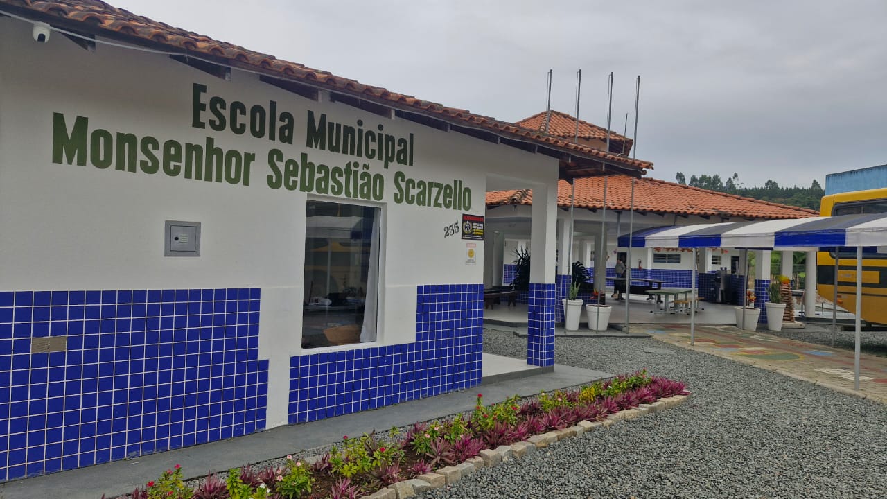 São João do Itaperiú avança na revitalização da Escola Municipal Monsenhor Escarzello