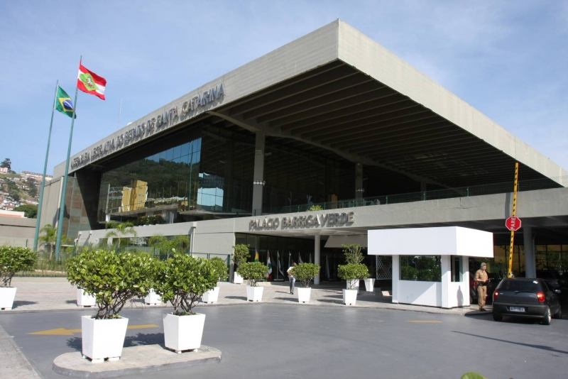 Novas leis de origem parlamentar são sancionadas em SC  Multa para despejo de lixo nas ruas