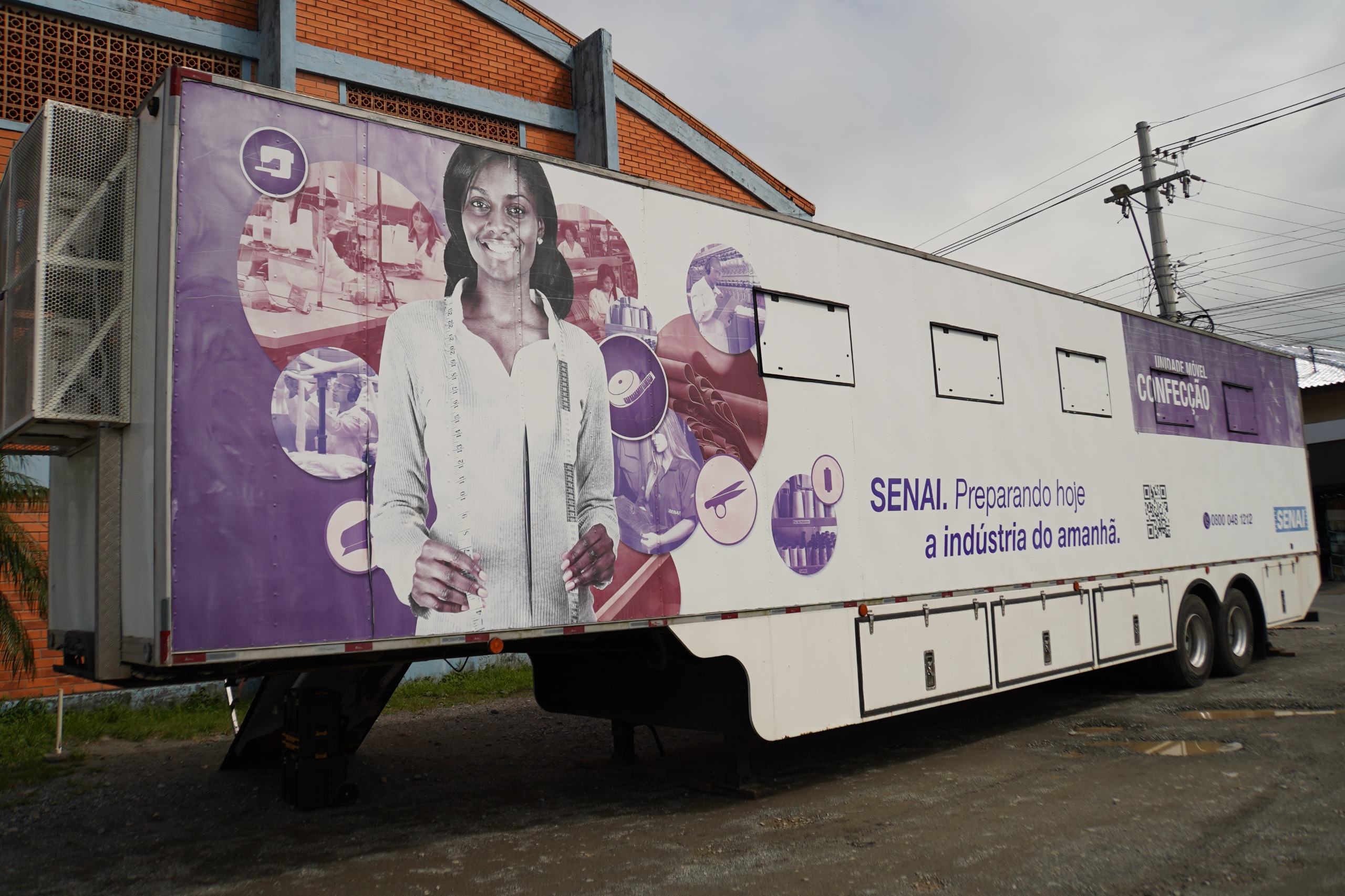 Carreta Senai inicia cursos de corte e costura e modelagem de bases