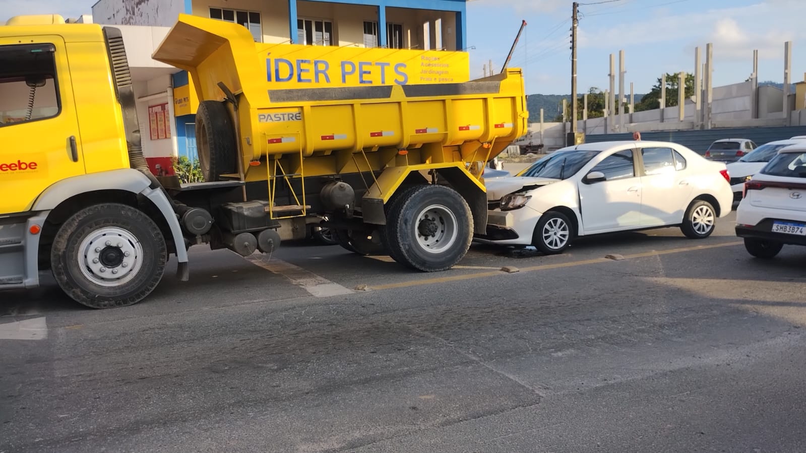 Os Bombeiros Voluntários de Penha atendem acidente no centro