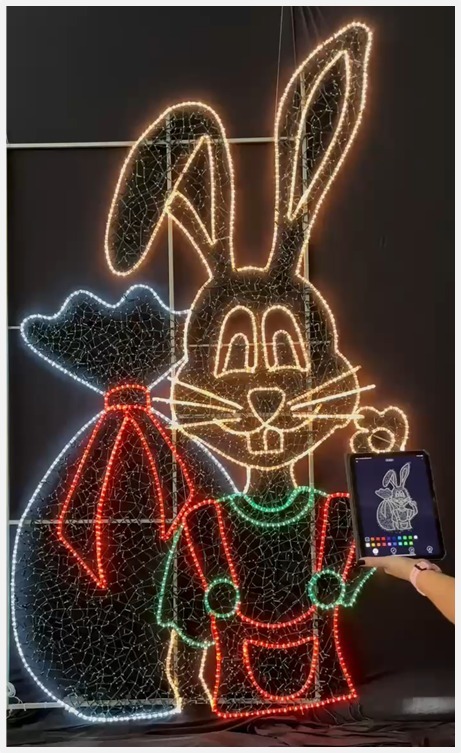 Coelho luminoso interativo promete encantar famílias durante programação de Páscoa em Balneário Piçarras