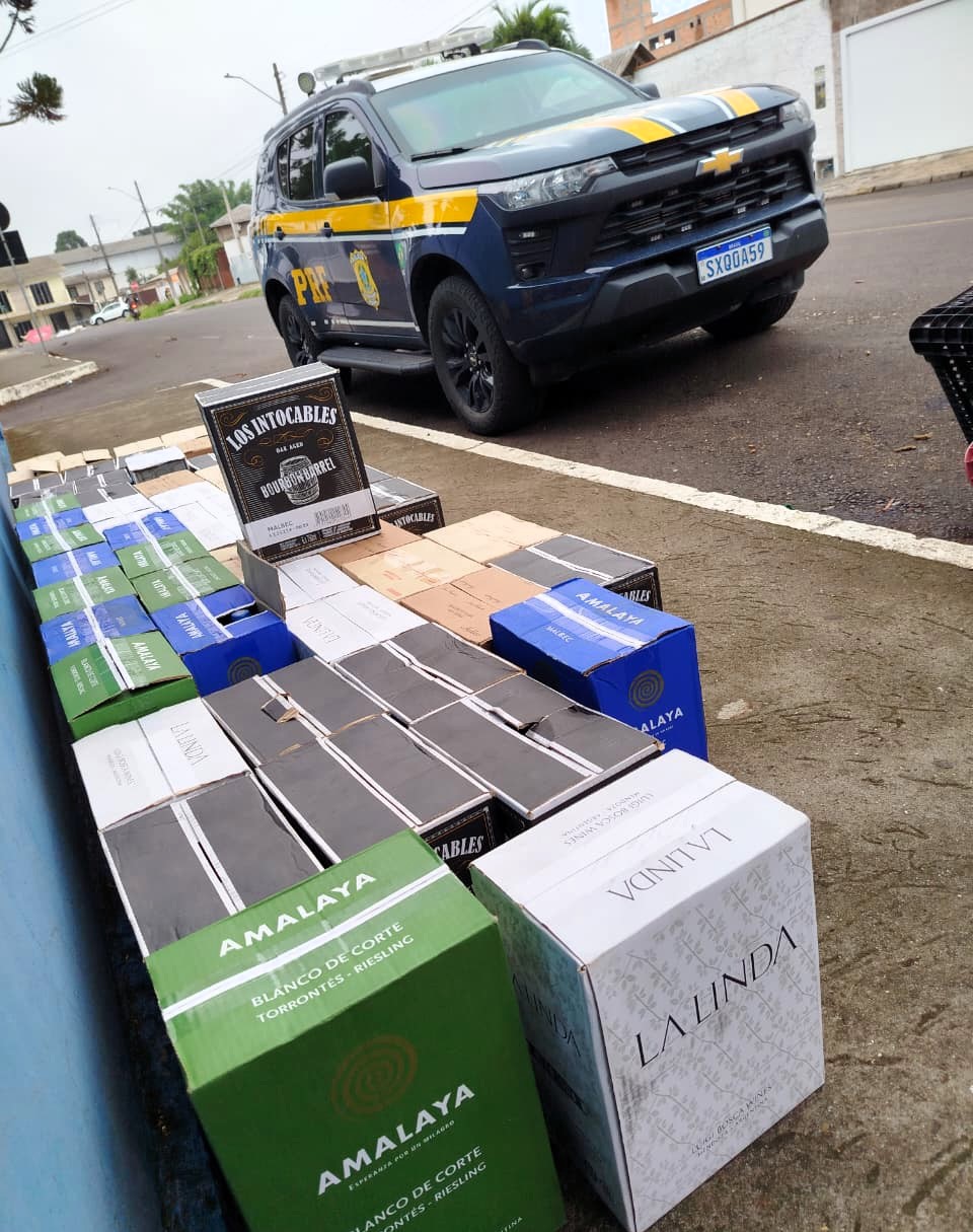 PRF apreende mais de 500 garrafas de vinho e centenas de cosméticos nas BRs-101 e 282