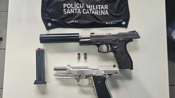 Suspeito de tentativa de homicídio é preso e armas de fogo são apreendidas em Joinville