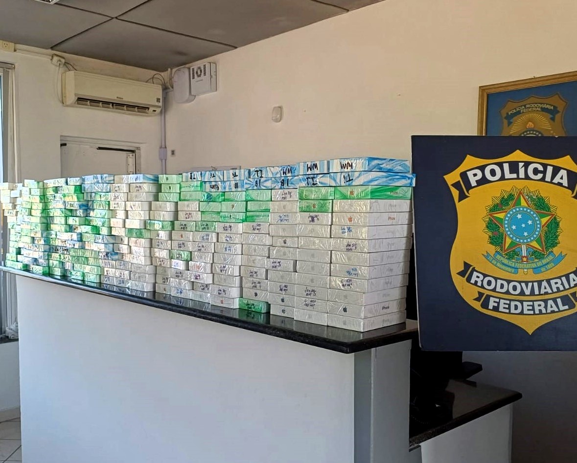 PRF apreende mais de R$ 2 milhões em celulares de luxo na BR-101 norte do estado