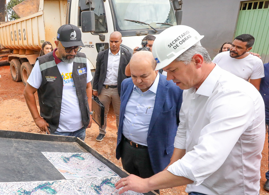 Governador Ibaneis Rocha visita obras de infraestrutura urbana no Sol Nascente